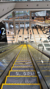 ミシンショー会場のビッグサイト内で使用したどこまでも続く長いエスカレーター