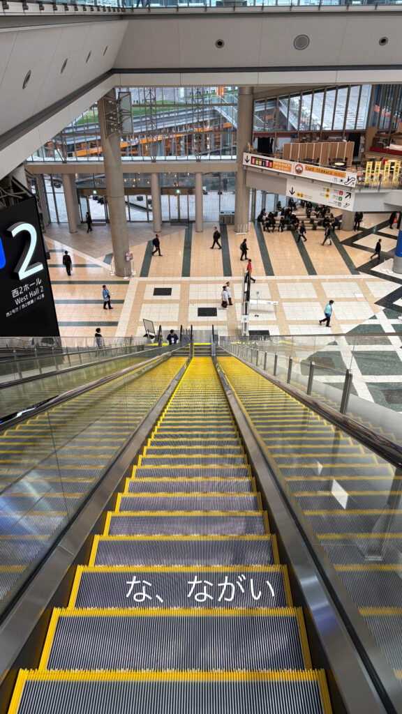 ミシンショー会場のビッグサイト内で使用したどこまでも続く長いエスカレーター